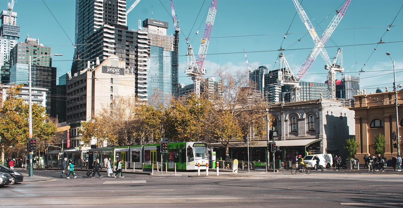 Straßenbahn und Fußgänger an einer Kreuzung in der Innenstadt von Melbourne