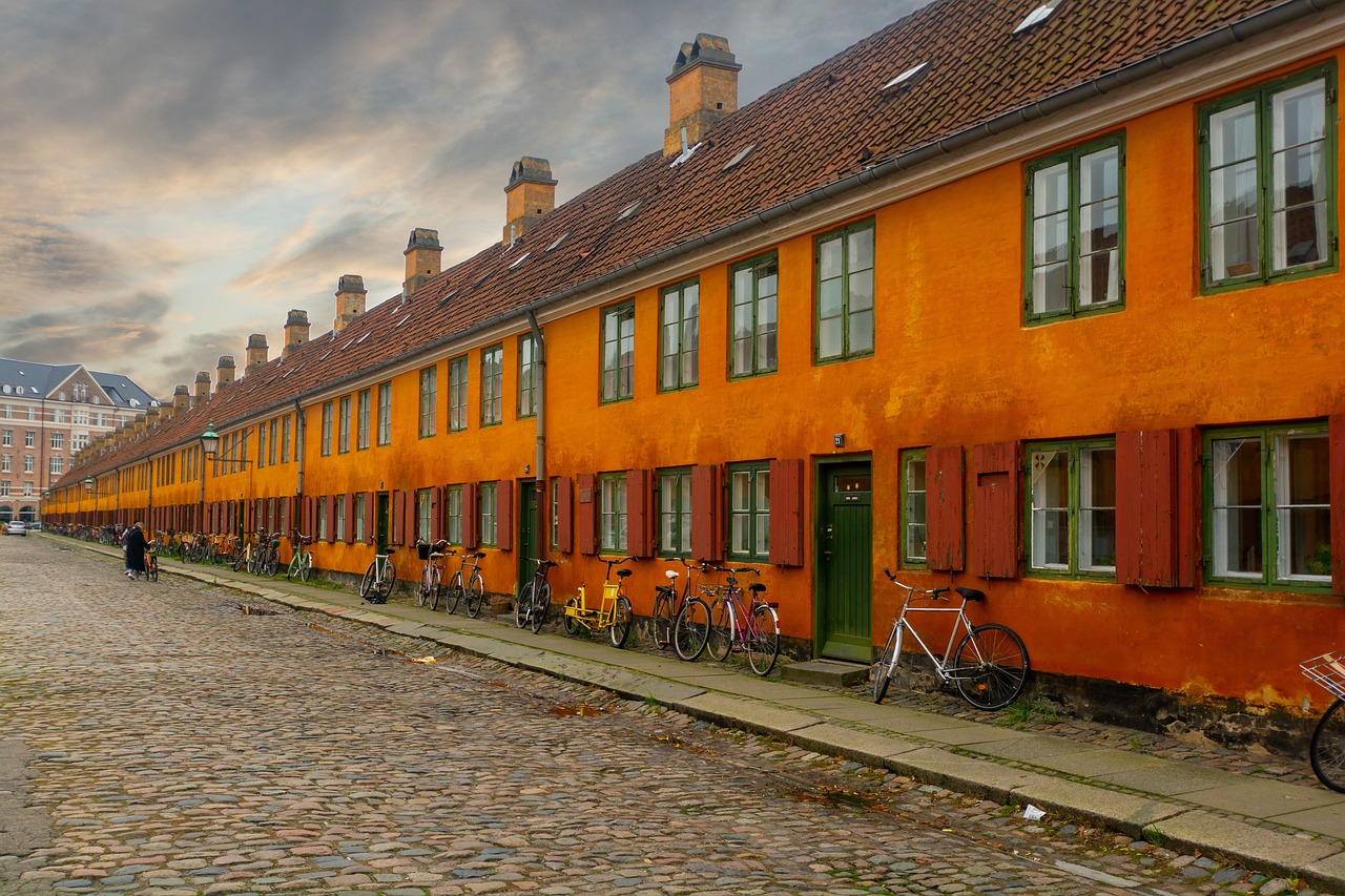Reihenhauszeile in Kopenhagen mit abgestellten Fahrrädern an der Hauswand