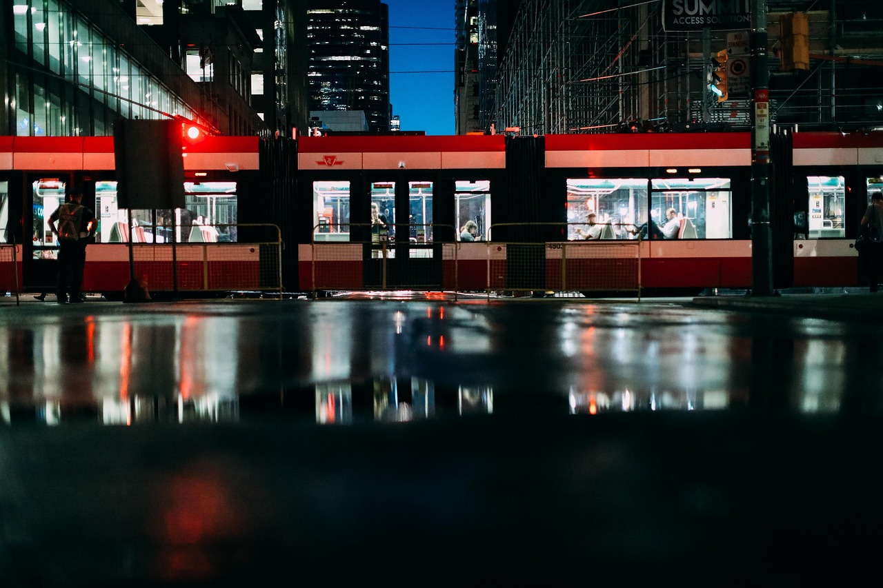 Rote Straßenbahn an einer Haltestelle in der Innenstadt von Toronto bei Regen