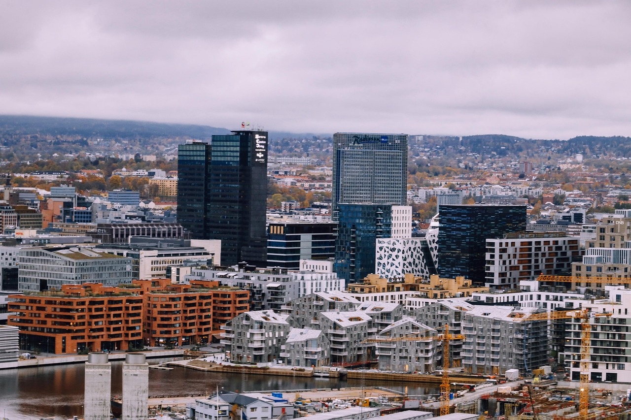 Blick über Oslo mit Wohnneubauten, Bürohäusern und Baukränen am Hafen