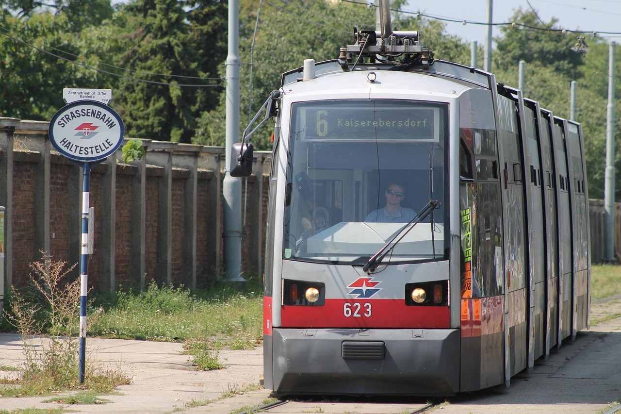 Wiener Straßenbahn an einer Haltestelle, Fahrgäste steigen ein