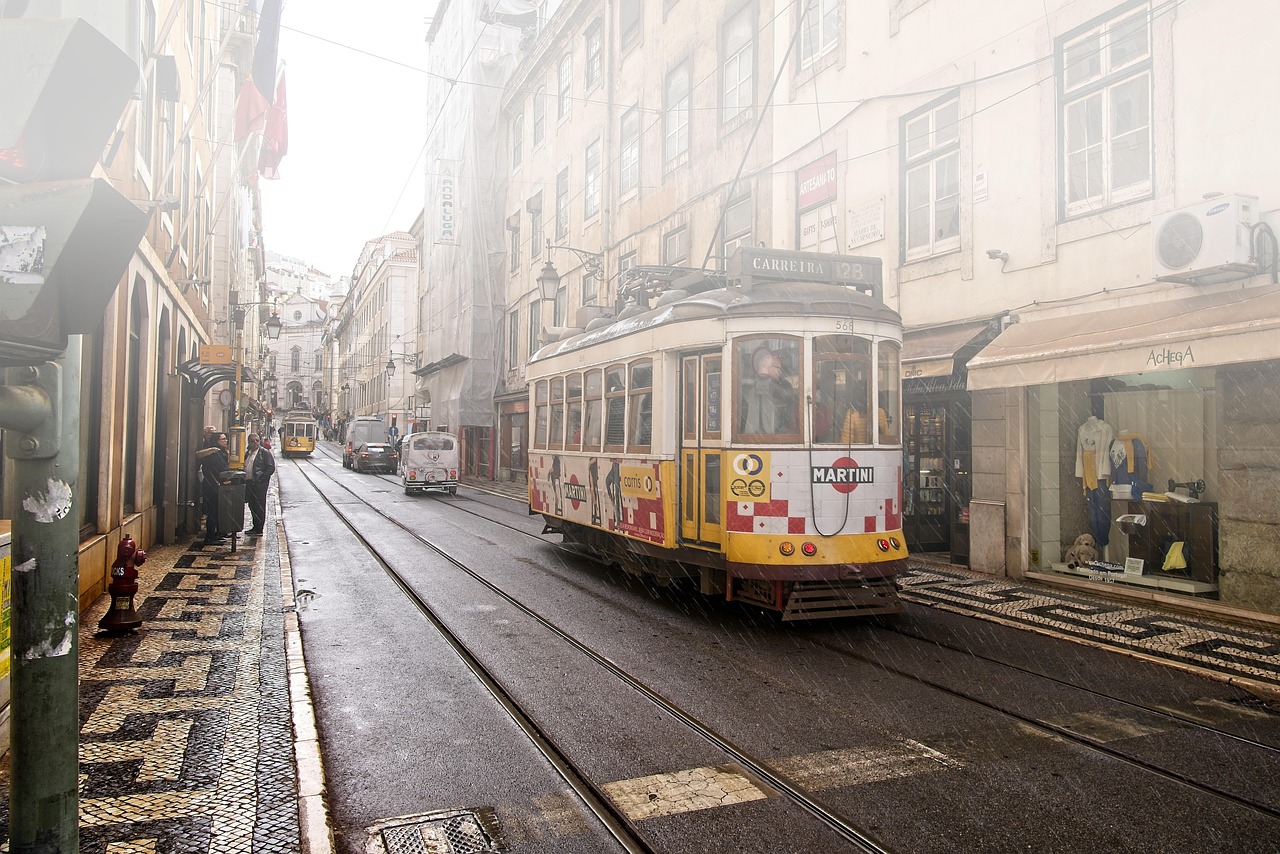 Straßenleben in Lissabon mit Passanten und öffentlichem Verkehrsmittel