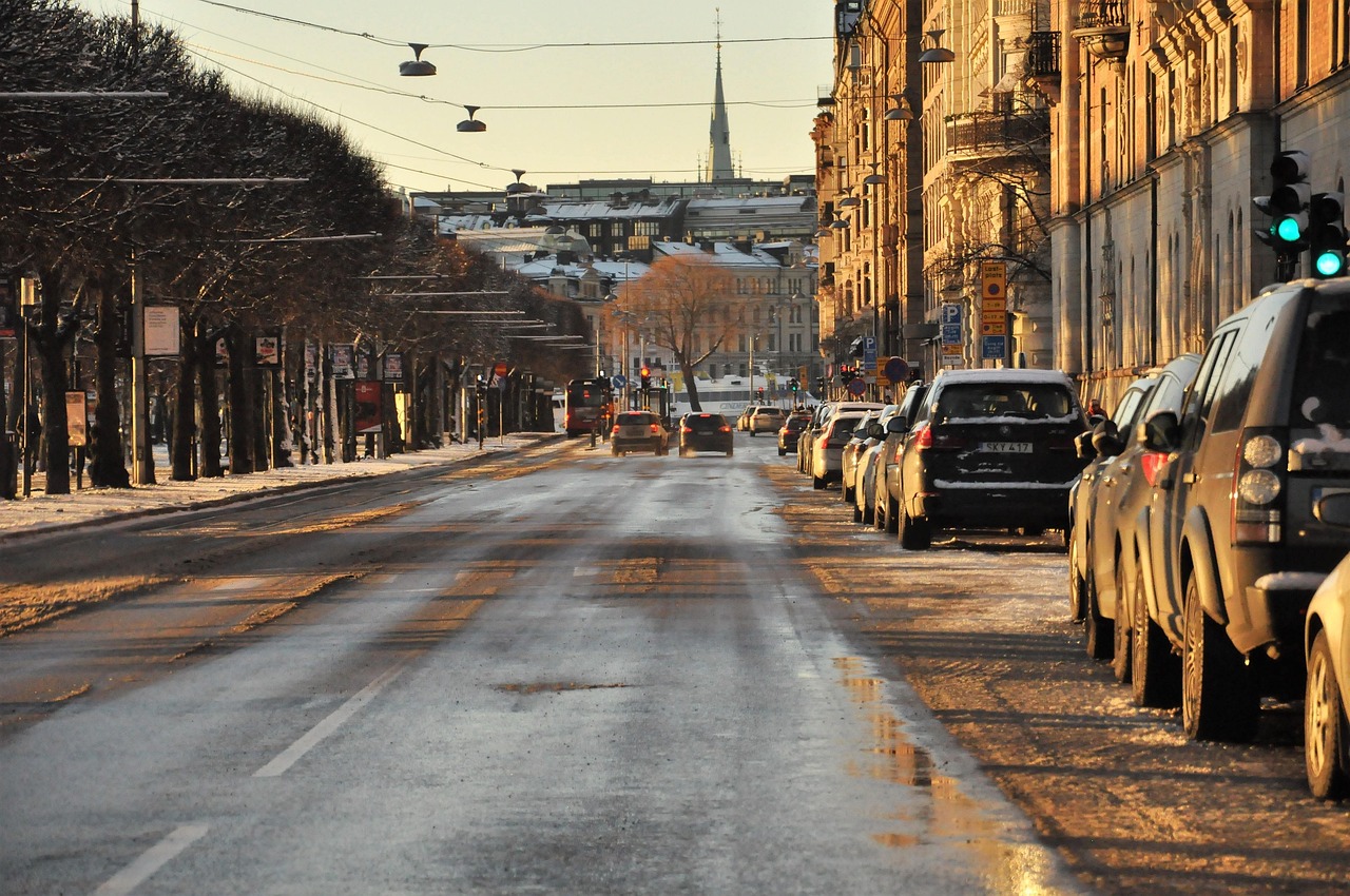 Stockholmer Straße im Winter mit Schneeresten am Fahrbahnrand und parkenden Autos