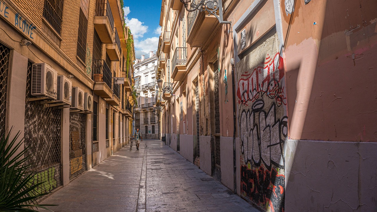 Schmale Gasse in der Altstadt von Valencia mit Wohnhäusern