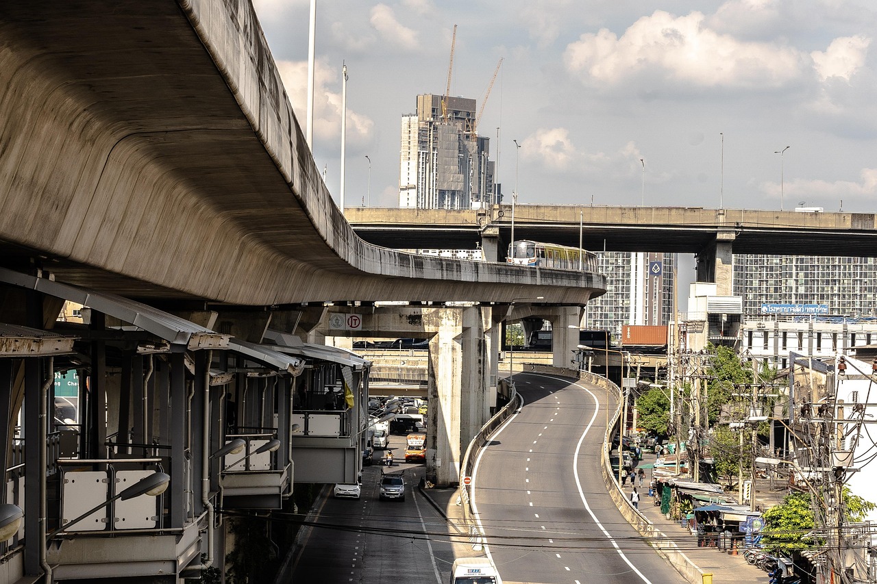 Hochstraße und Bahntrasse über einer mehrspurigen Straße in Bangkok