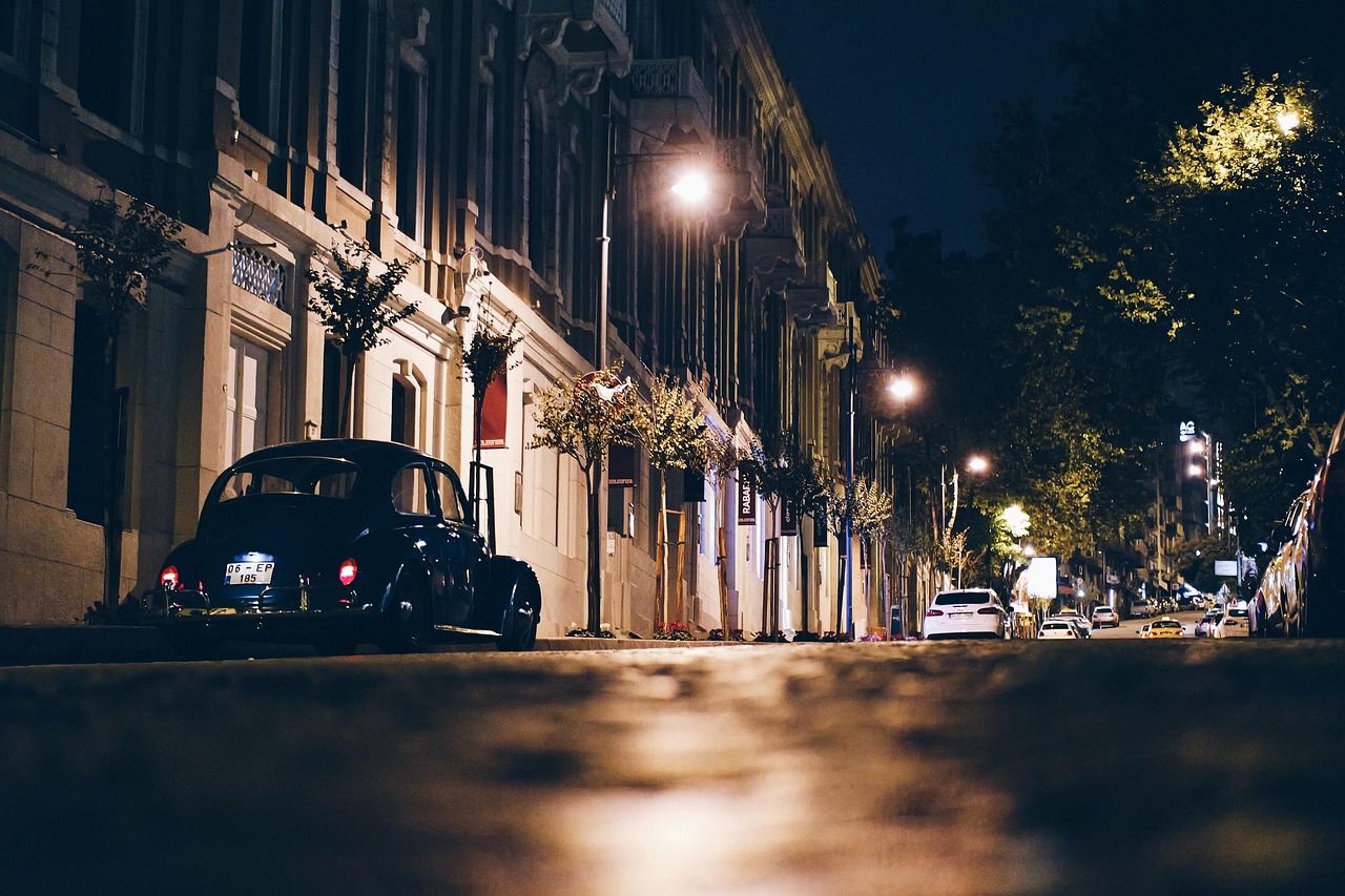 Straße in Istanbul bei Nacht mit parkendem Auto und Wohnhäusern