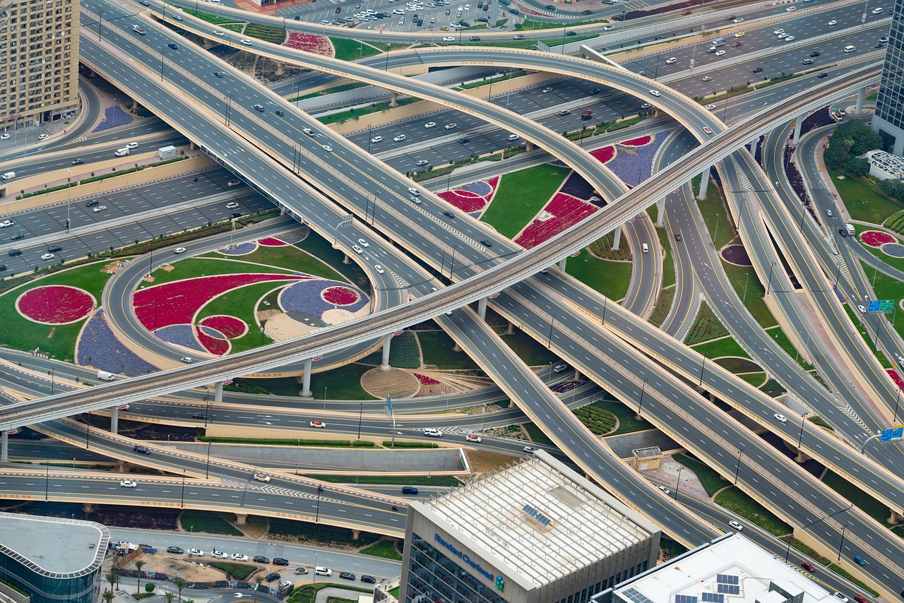 Autobahnkreuz in Dubai aus der Luft, mehrere Ebenen und bepflanzte Zwischenflächen